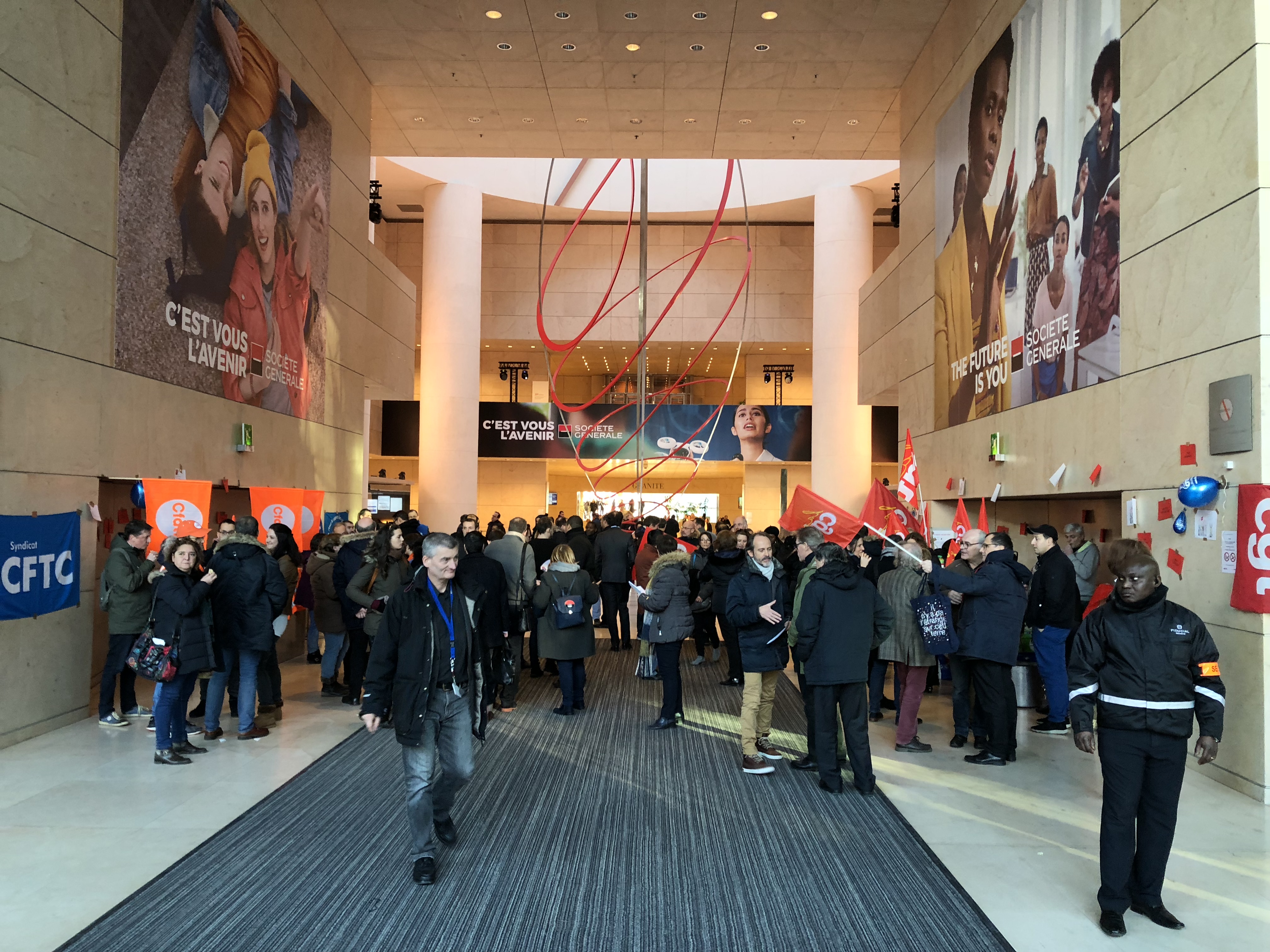 Au pieds des tours SG à la Défense le 14 décembre